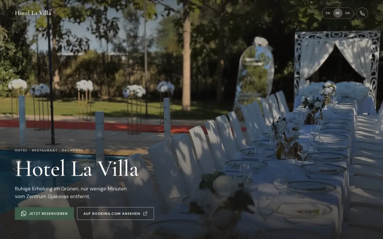 Startseite von Hotel La Villa in der deutschen Fassung: Hotelname über einem dekorierten Weg am Pool, darunter die Knöpfe für Reservierung und Booking.com.